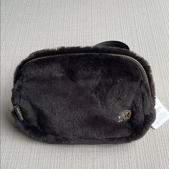 Lululemon Everywhere Belt Bag Plush Fleece - Black - Picture 1 of 15